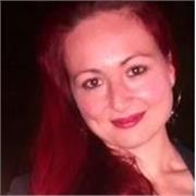 Insegnante materie umanistiche ad alunni delle scuole medie e licei